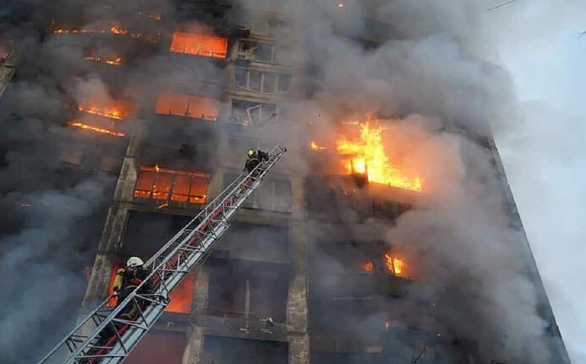 Guerra Ucraina, carro armato russo abbatte anche la sede della Caritas: sette morti