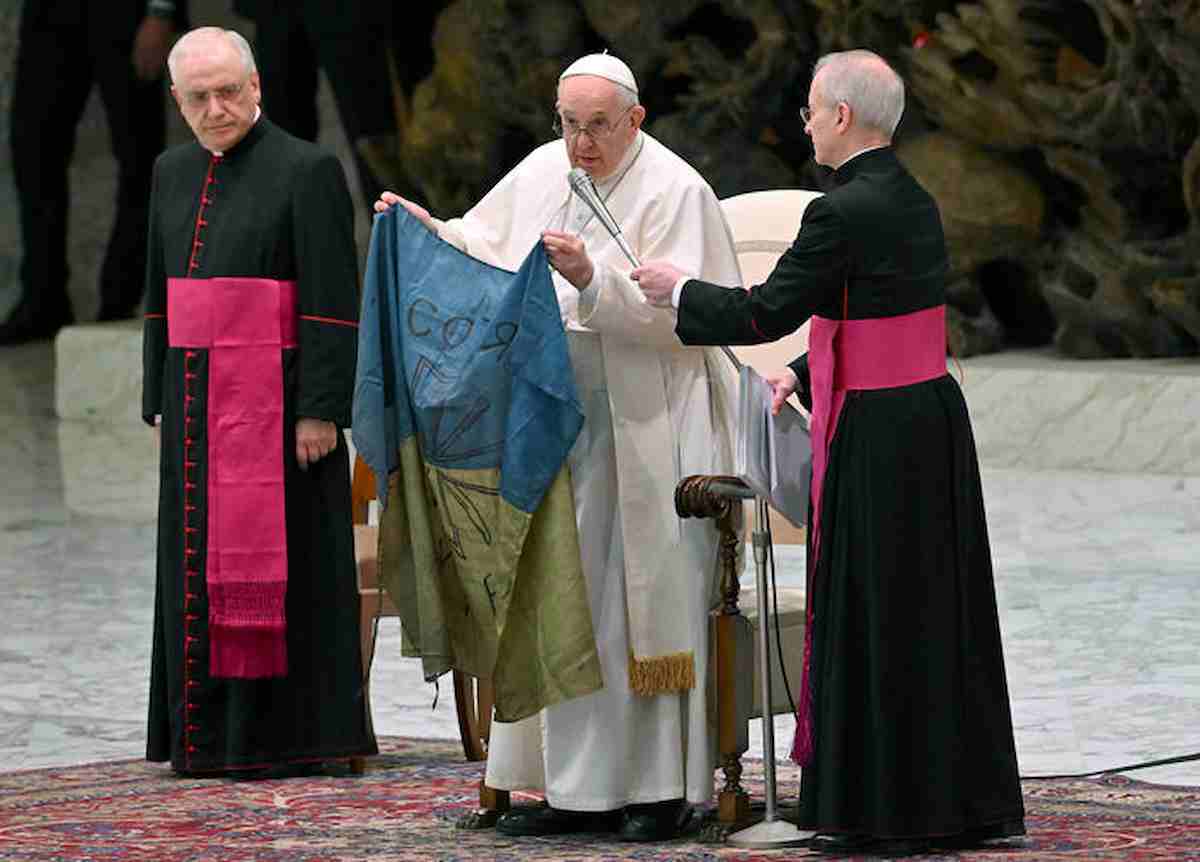 Papa Francesco sventola la bandiera dell'Ucraina all'udienza generale: "Me l'hanno portata da Bucha"