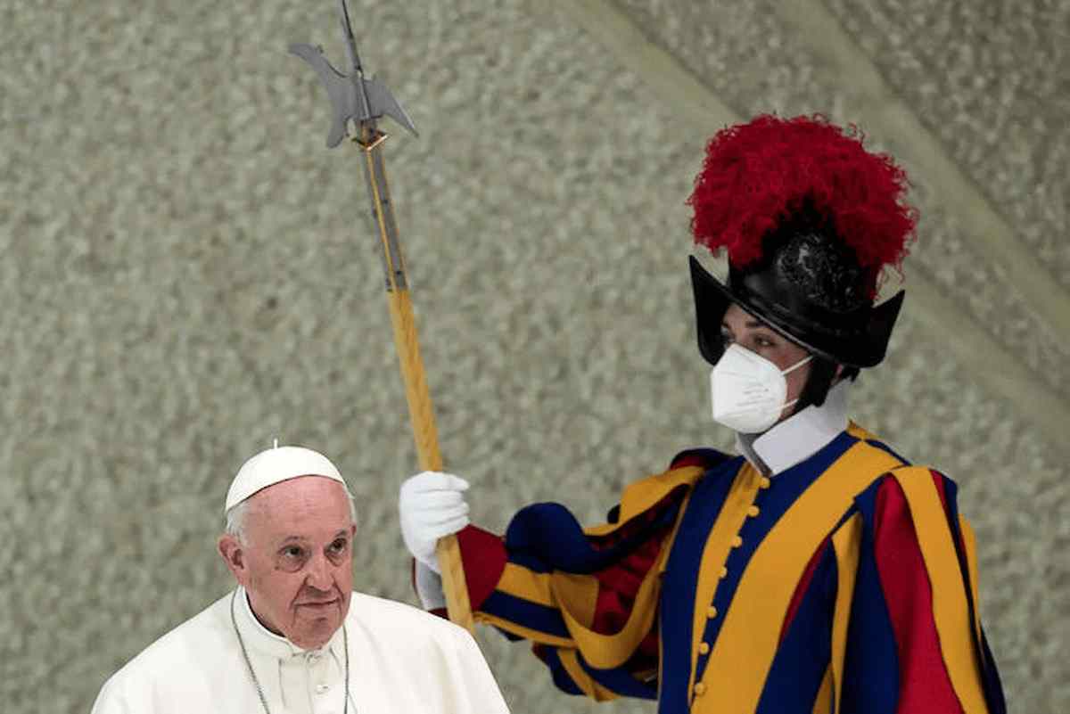 Papa Francesco non può camminare: "Resto seduto, devo obbedire al medico"