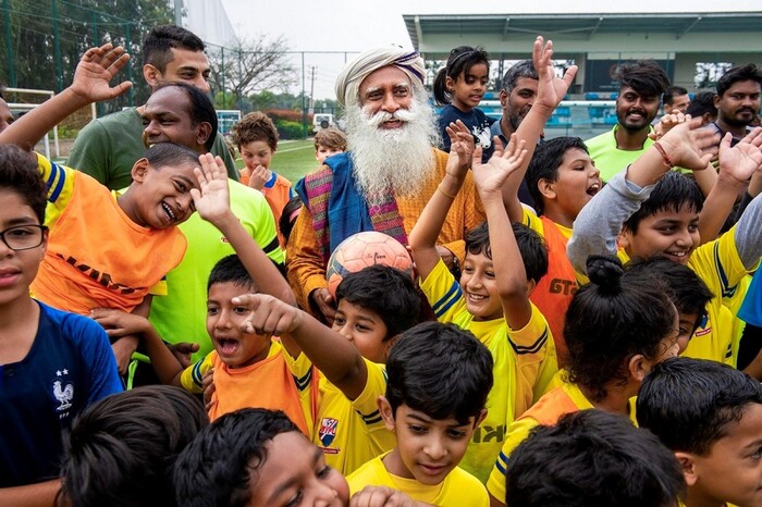 Sadhguru, chi è, dove e quando è nato, età, la morte della moglie, i libri, lo yoga, l'ambientalismo