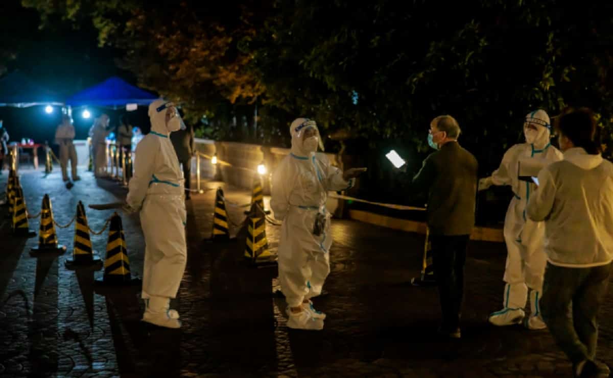 Covid Shanghai, rivolta contro il nuovo lockdown: cittadini rubano acqua e cibo VIDEO