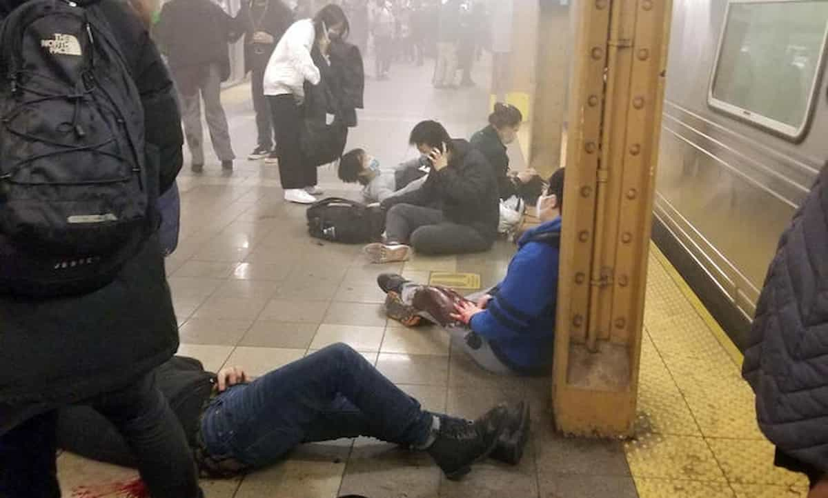 Spari nella metro di New York: diversi feriti. Caccia ad un sospetto con maschera antigas. "Non si esclude atto di terrorismo" VIDEO