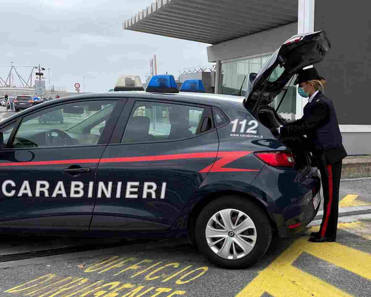 Crema, insegue e tenta di speronare l'ex marito con l'auto: 50enne denunciata per stalking