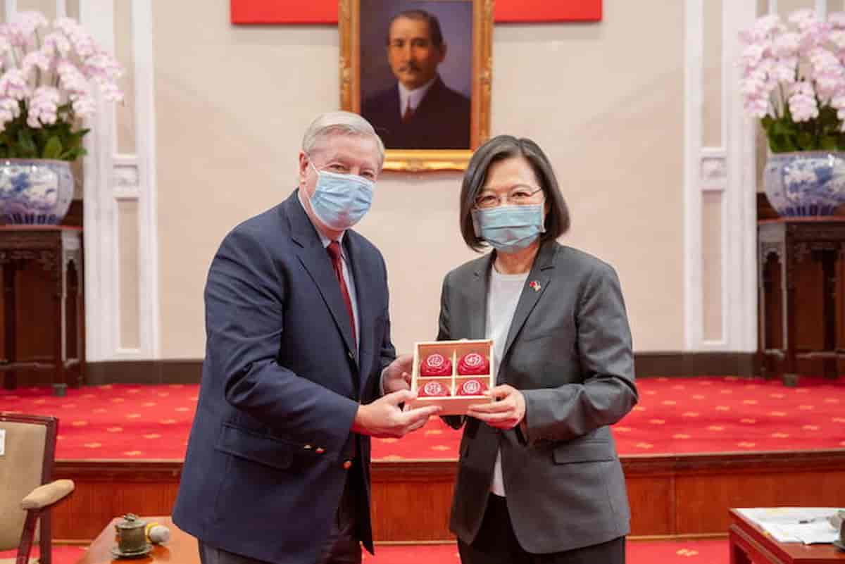 Taiwan, la Cina avverte gli Usa: "Ci riprenderemo l'isola". Jet e navi schierati per la visita americana