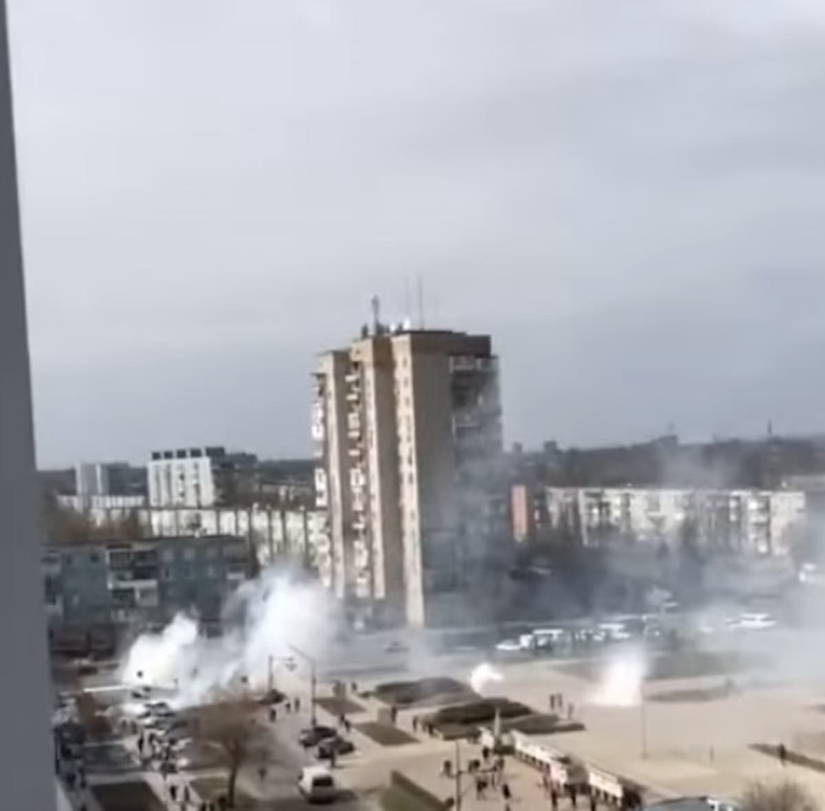 Ucraina, russi sparano sui manifestanti a Enerhodar: il video. Diverse persone arrestate