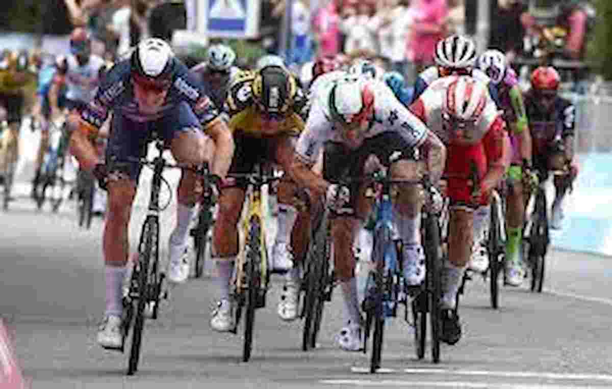 Prima vittoria azzurra al Giro d’Italia.. a Reggio Emilia volata capolavoro di Dainese che brucia tutti i Vip dello sprint. Juan Pedro Lopez sempre in maglia rosa