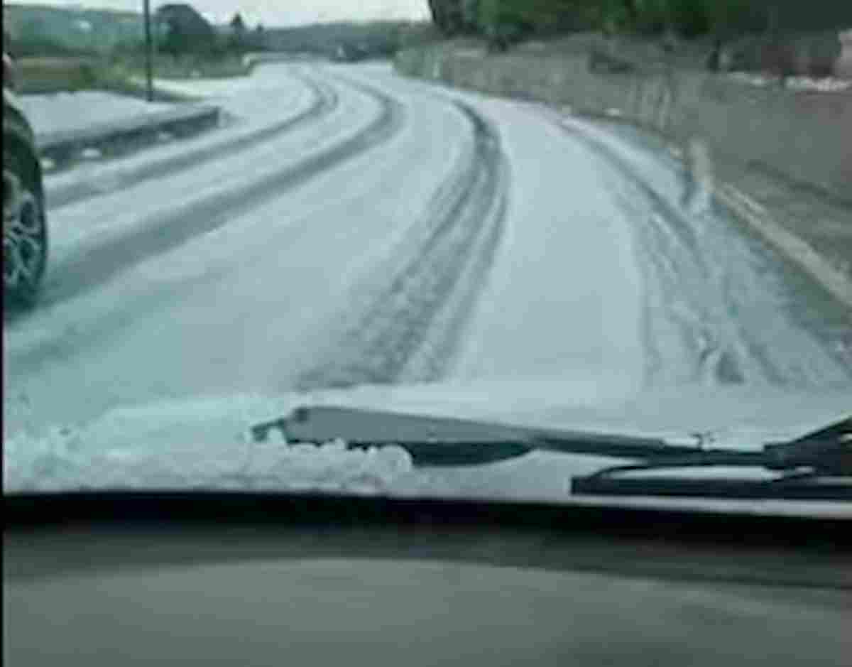 Maltempo Sardegna, grandinata record con strade imbiancate VIDEO