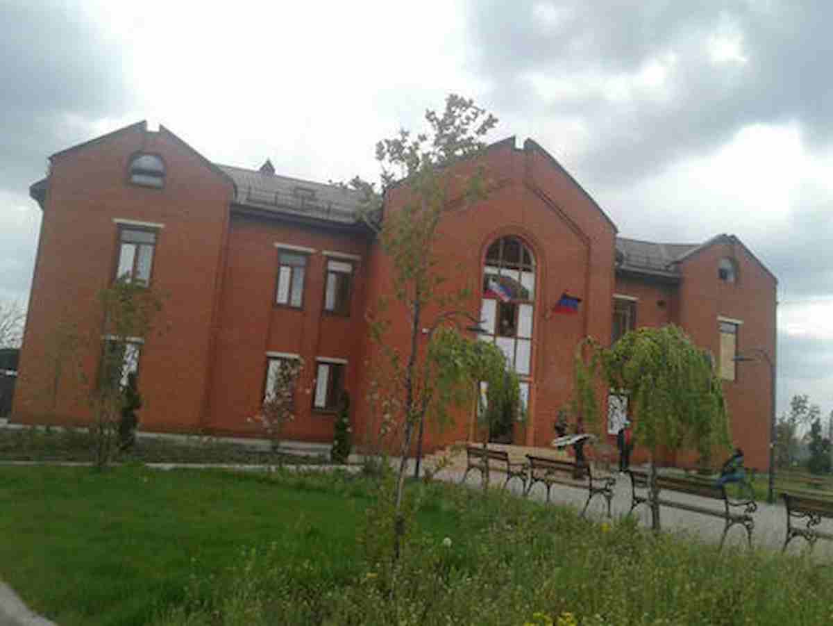 Il monastero requisito dai russi a Mariupol è diventato la sede della Repubblica popolare di Donetsk