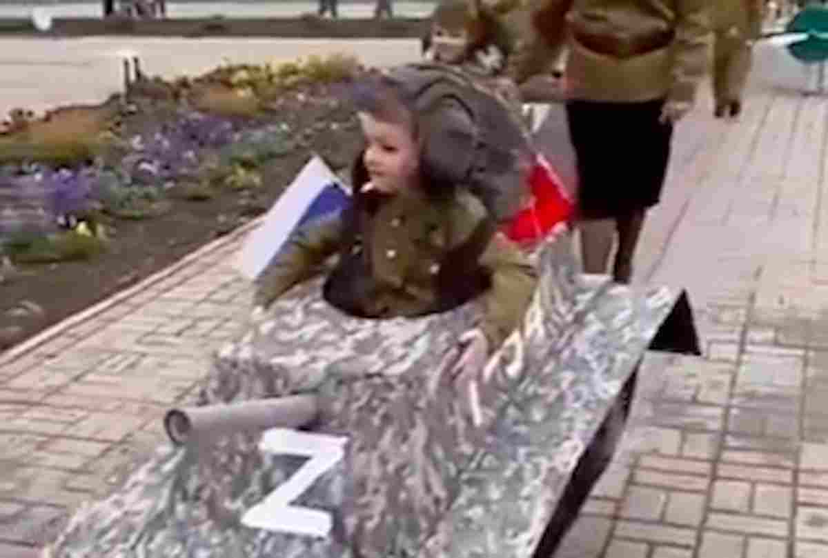Russia, bambini asilo vestiti da soldati sfilano tra ovazione genitori: VIDEO choc su YouTube