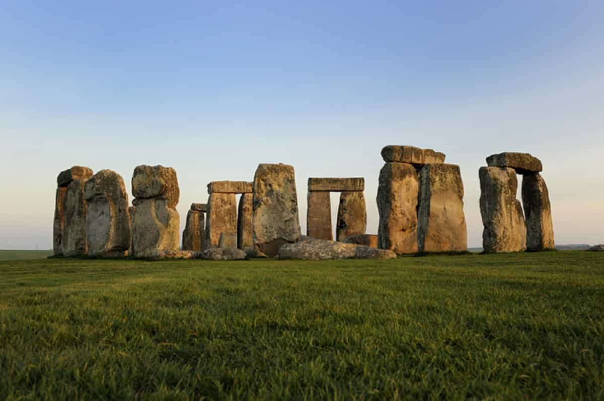 Stonehenge, scoperte migliaia di fosse: forse utilizzate da cacciatori preistorici