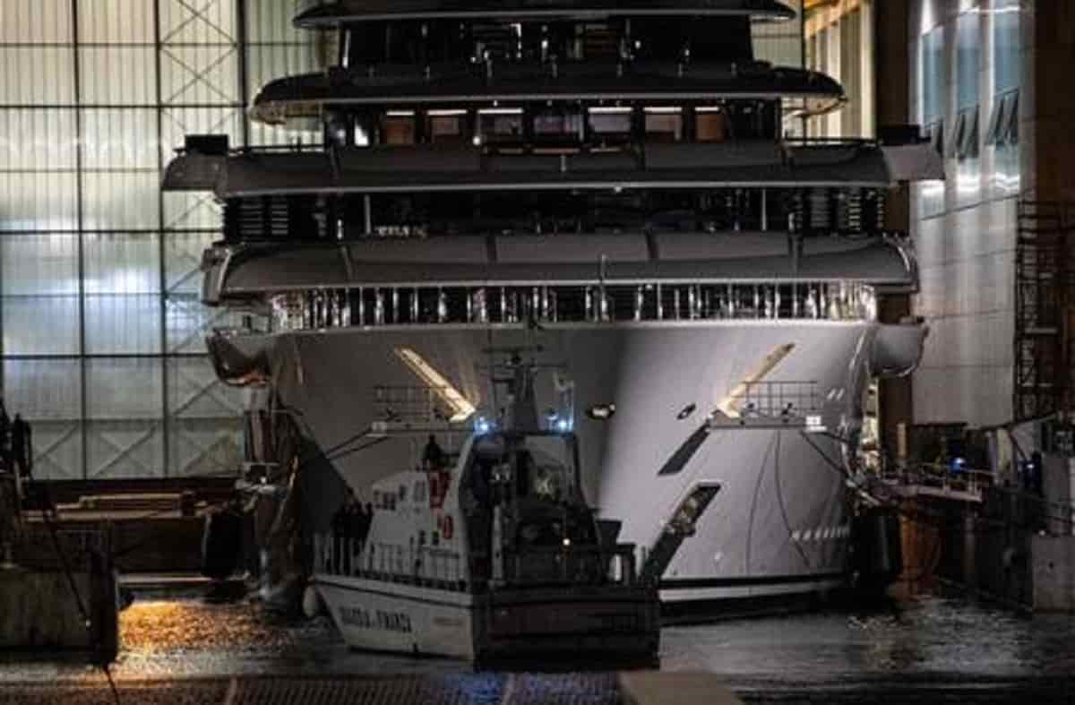 Scheherazade, sequestrato il mega yacht ormeggiato a Marina di Carrara: si sospetta che appartenga a Putin VIDEO