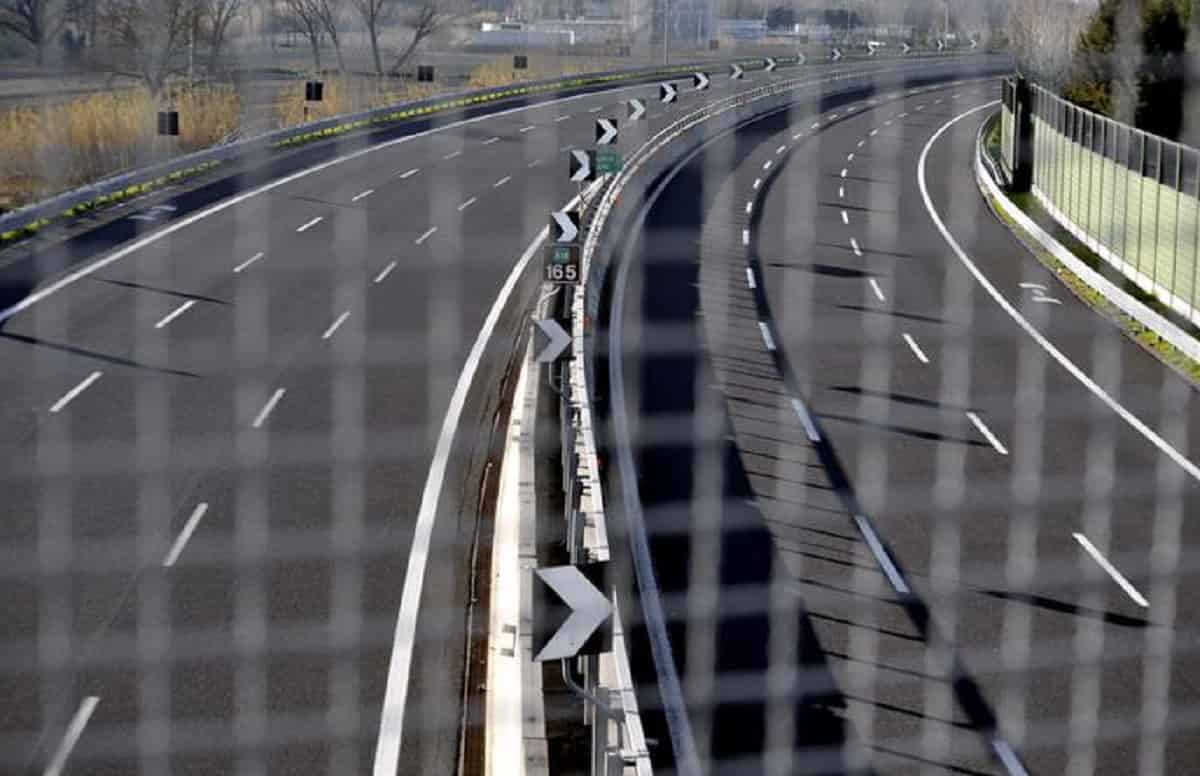 A14 Bologna-Taranto, auto colpisce cuspide del guard rail: morto 74enne