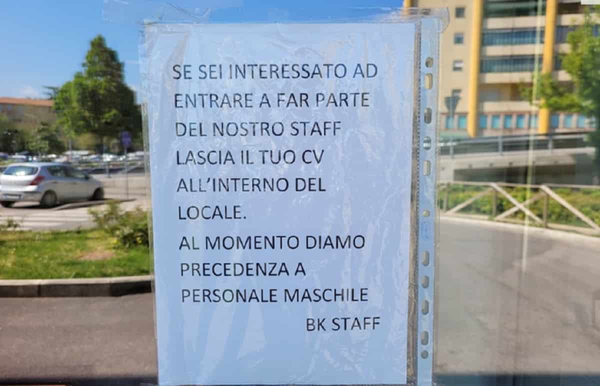 "Cercansi commesse diciottenni libere" e "precedenza ai maschi": due annunci di lavoro...