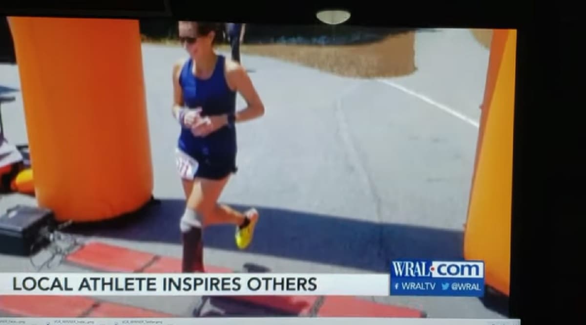 Jacky Hunt-Broersma, l'atleta con una gamba amputata: 104 maratone in 104 giorni VIDEO