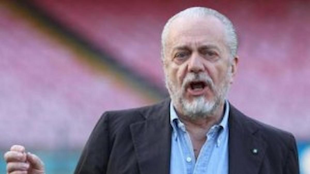 De Laurentiis rifiuta selfie con tifoso: "Hai la maglia della Juventus"