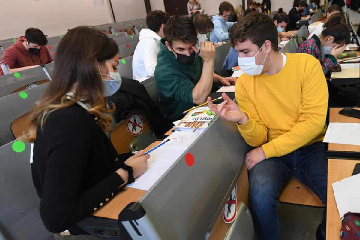Bolzano e Trento: "Basta mascherine a scuola. A questo punto facciamo lezioni al ristorante dove non serve"