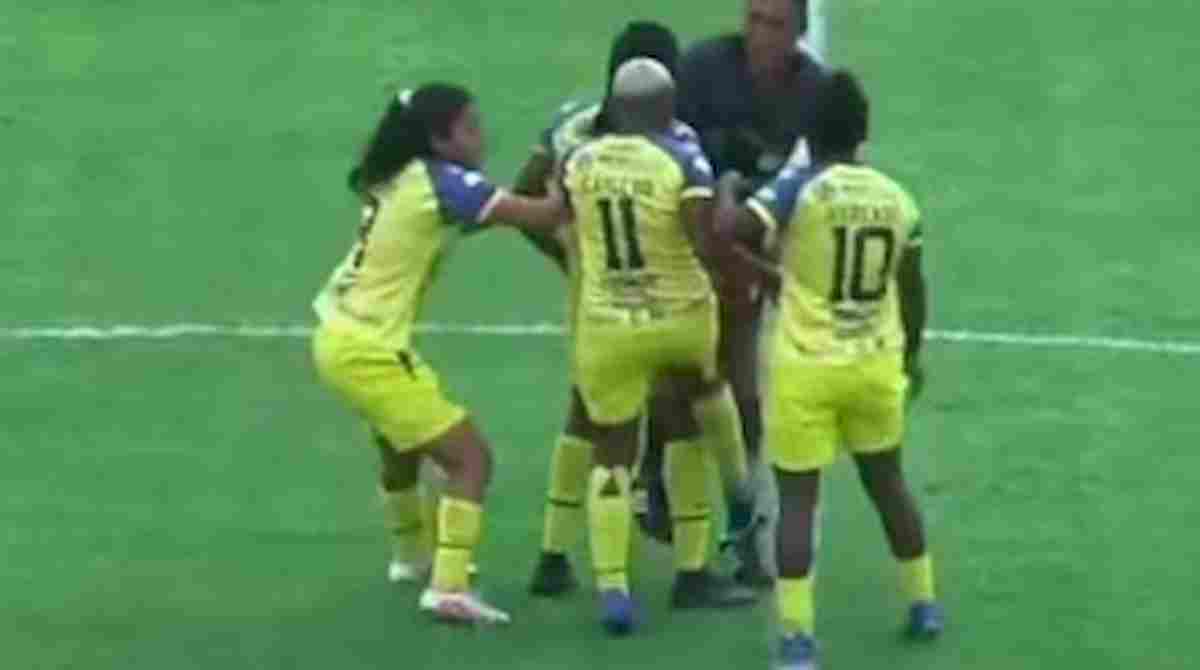 Shirley Caicedo, la giocatrice ha dato un calcio nelle zone intime dell'arbitro dopo l'espulsione VIDEO