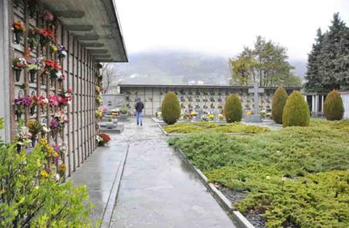 Mirteto, cammina nel cimitero quando una botola si apre e finisce in una tomba: "Un teschio era proprio di fronte a me"