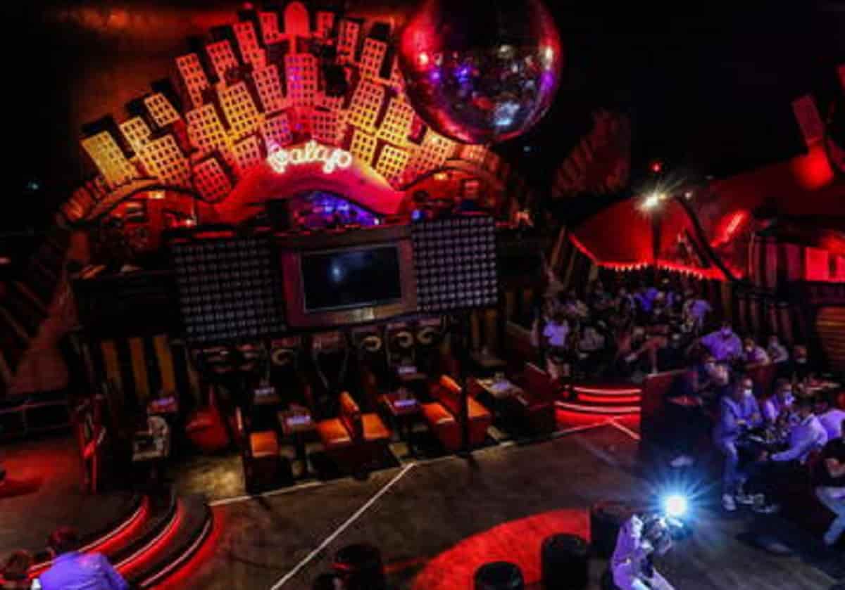 Il club del sesso che non trova dipendenti: "Stipendi fino a 3mila euro ma le mogli e le fidanzate non vogliono"