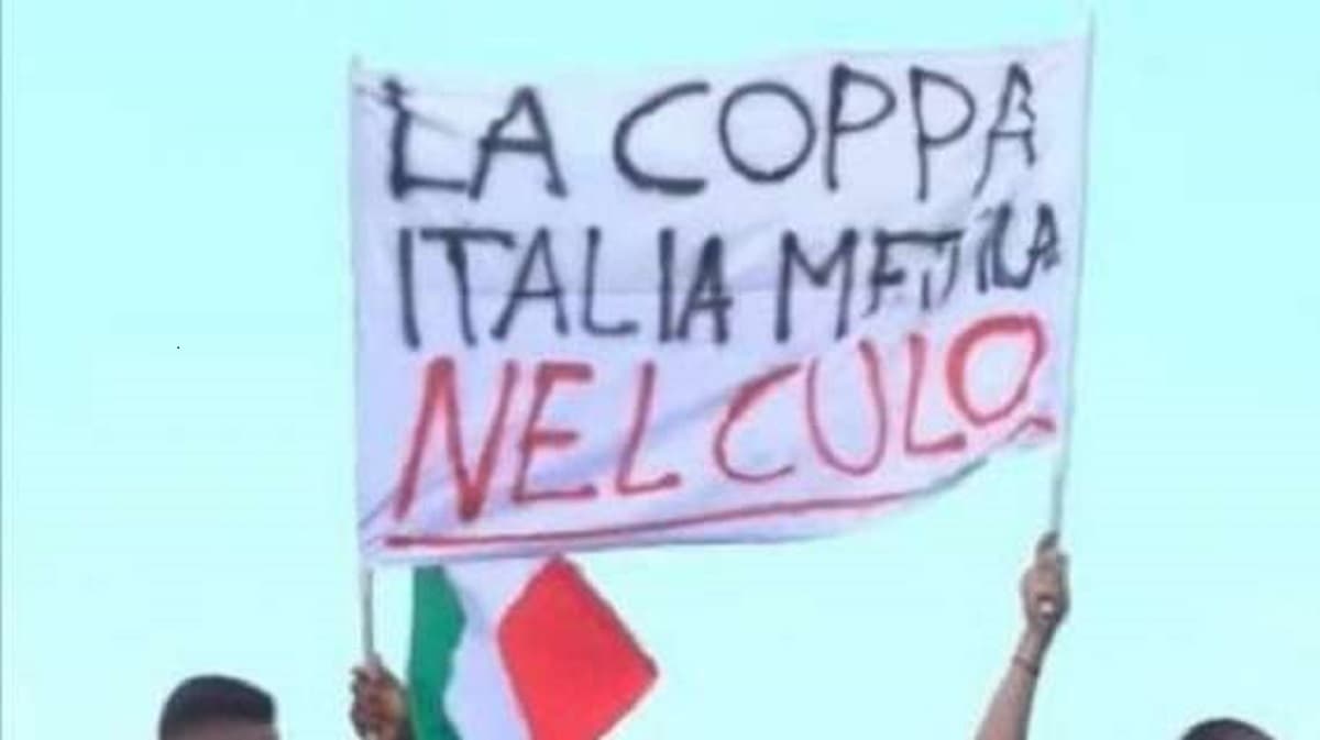 La Coppa Italia mettila nel c... Tifosi passano striscione, pullman giocatori Milan espone