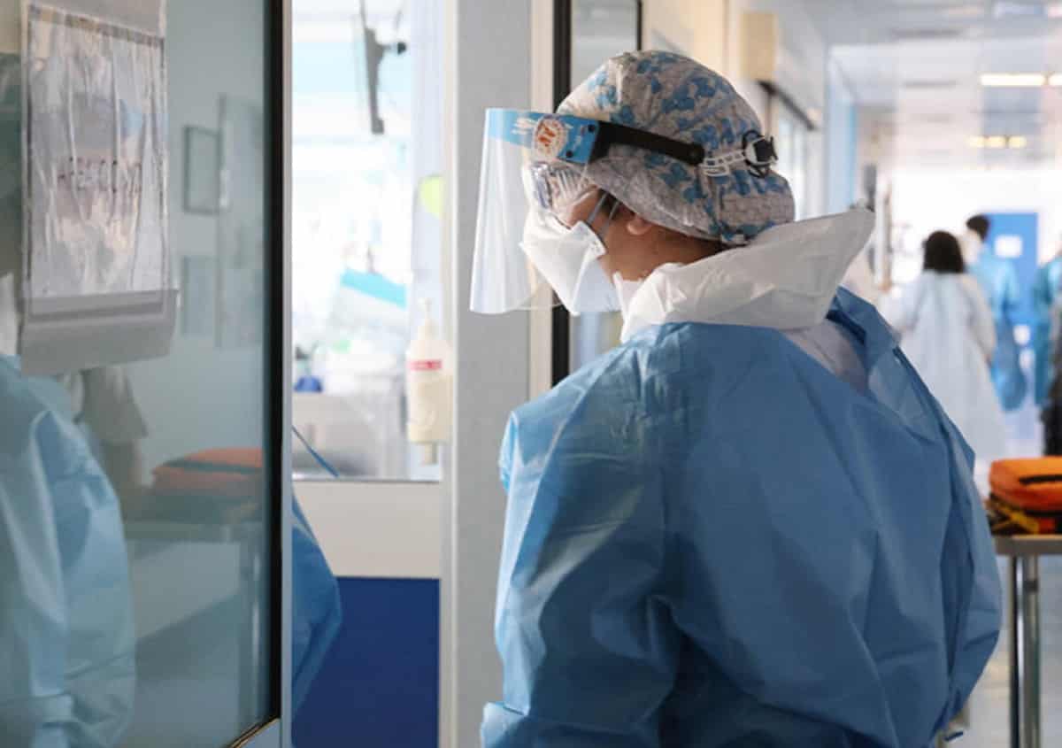 Covid, la fondazione Gimbe: "La circolazione del virus resta elevate. Fondamentale usare le mascherine al chiuso"