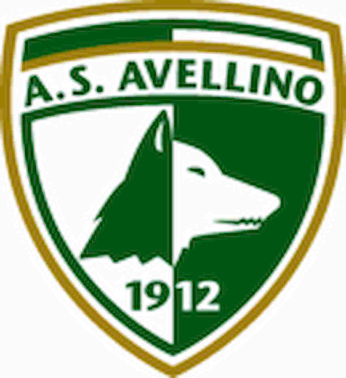 Avellino, ultras costringono calciatore a spogliarsi: "Non sei degno dei nostri colori". Tre arresti