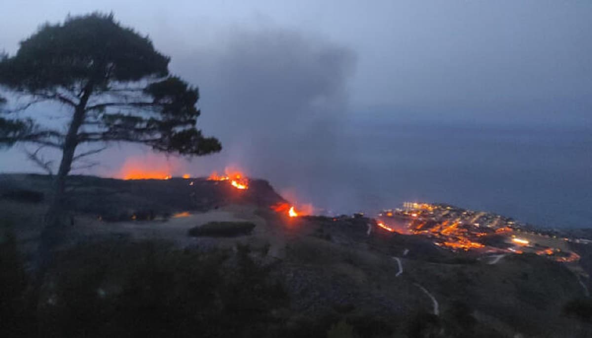 Erice, vasto incendio vicino alla stazione della funivia. Le fiamme minacciano alcune abitazioni