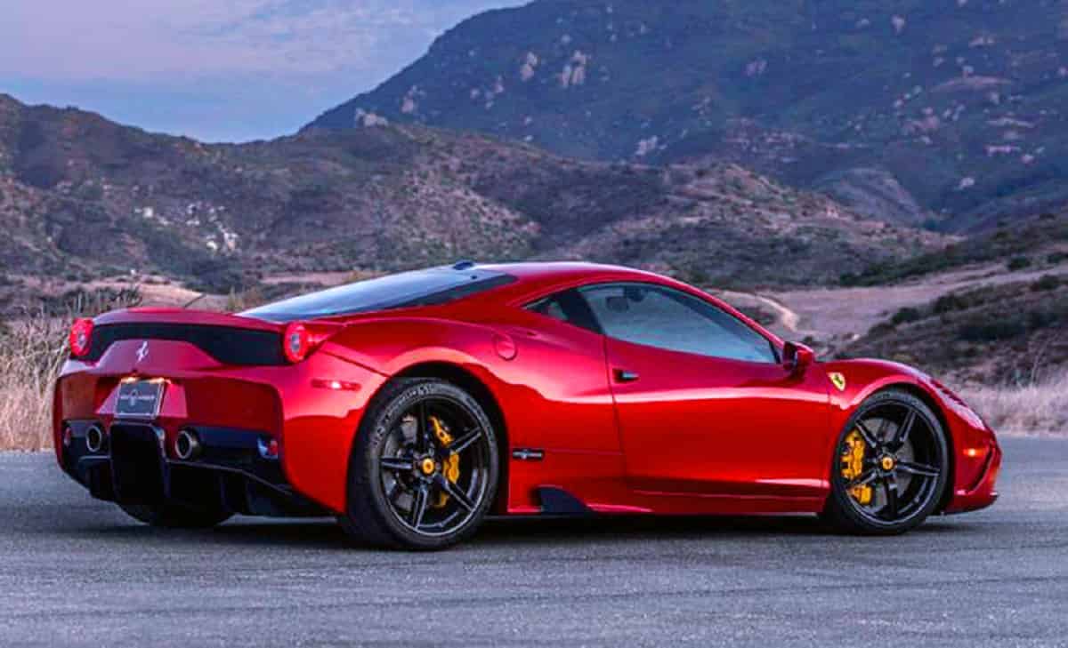 Ferrari in leasing, denuncia falso furto: la tiene nascosta in garage per 25 anni