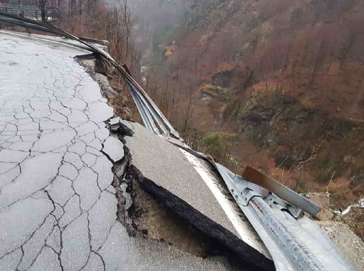 Frana su statale 337, interrotti i collegamenti tra Ossola e il Canton Ticino