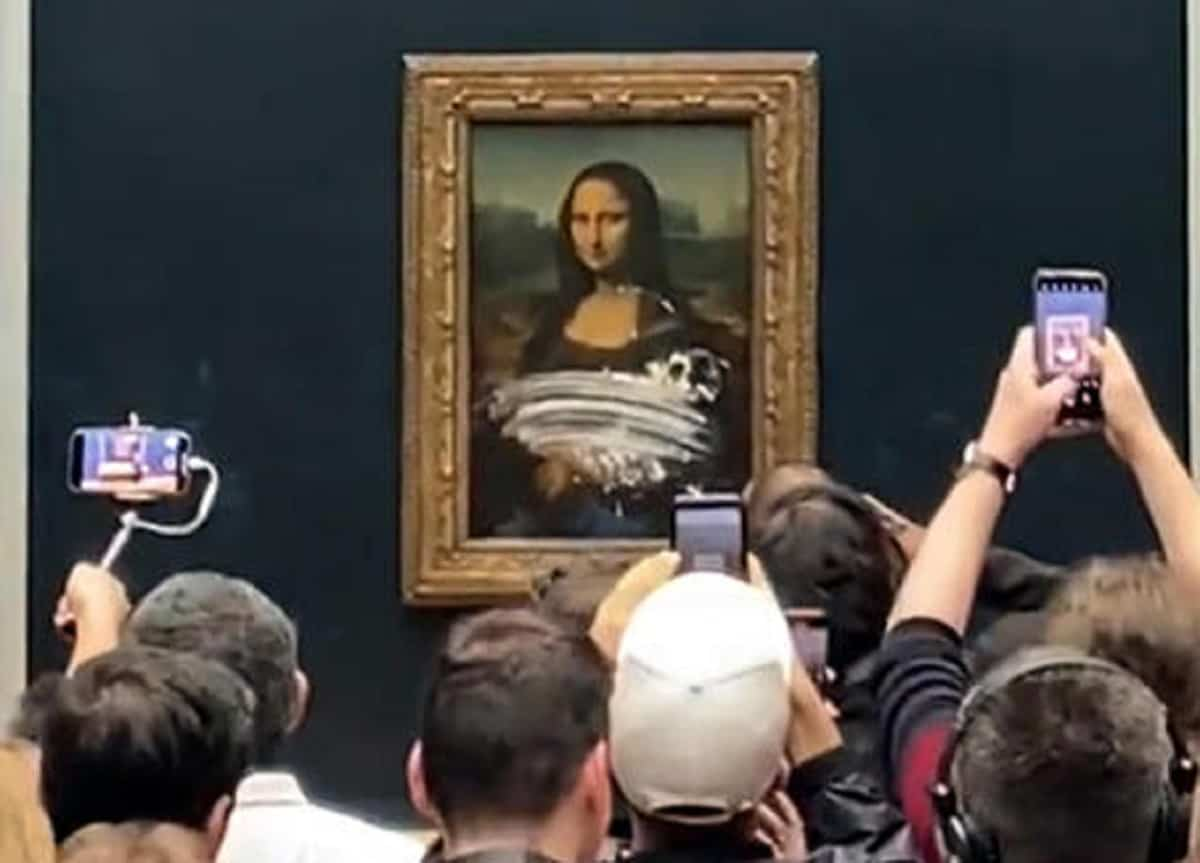 Un uomo ha tirato una torta contro la Gioconda, al Louvre. Il vetro di protezione ha salvato il quadro