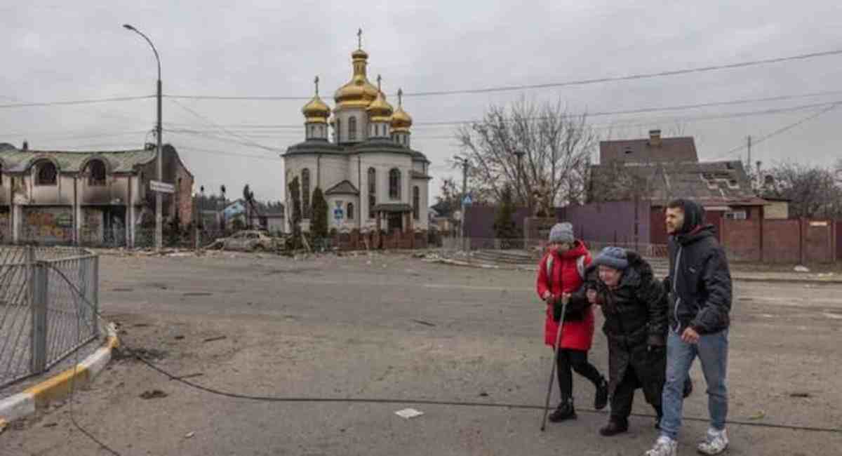 Russi attaccano l'acciaieria Azovstal anche con i carri armati, sul sito c'è un incendio