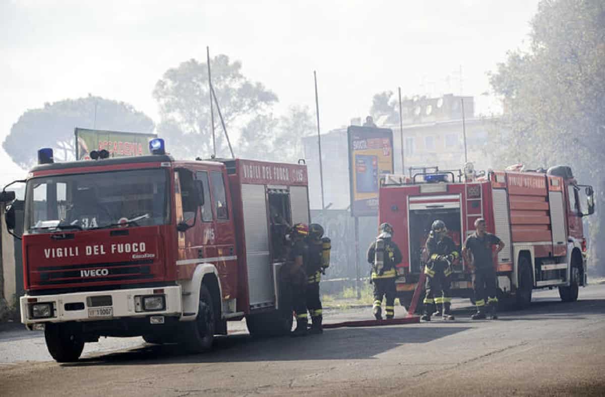 Incendio attico vicino San Pietro: uomo muore, era bloccato al letto. La moglie prova a salvarlo ma non ci riesce