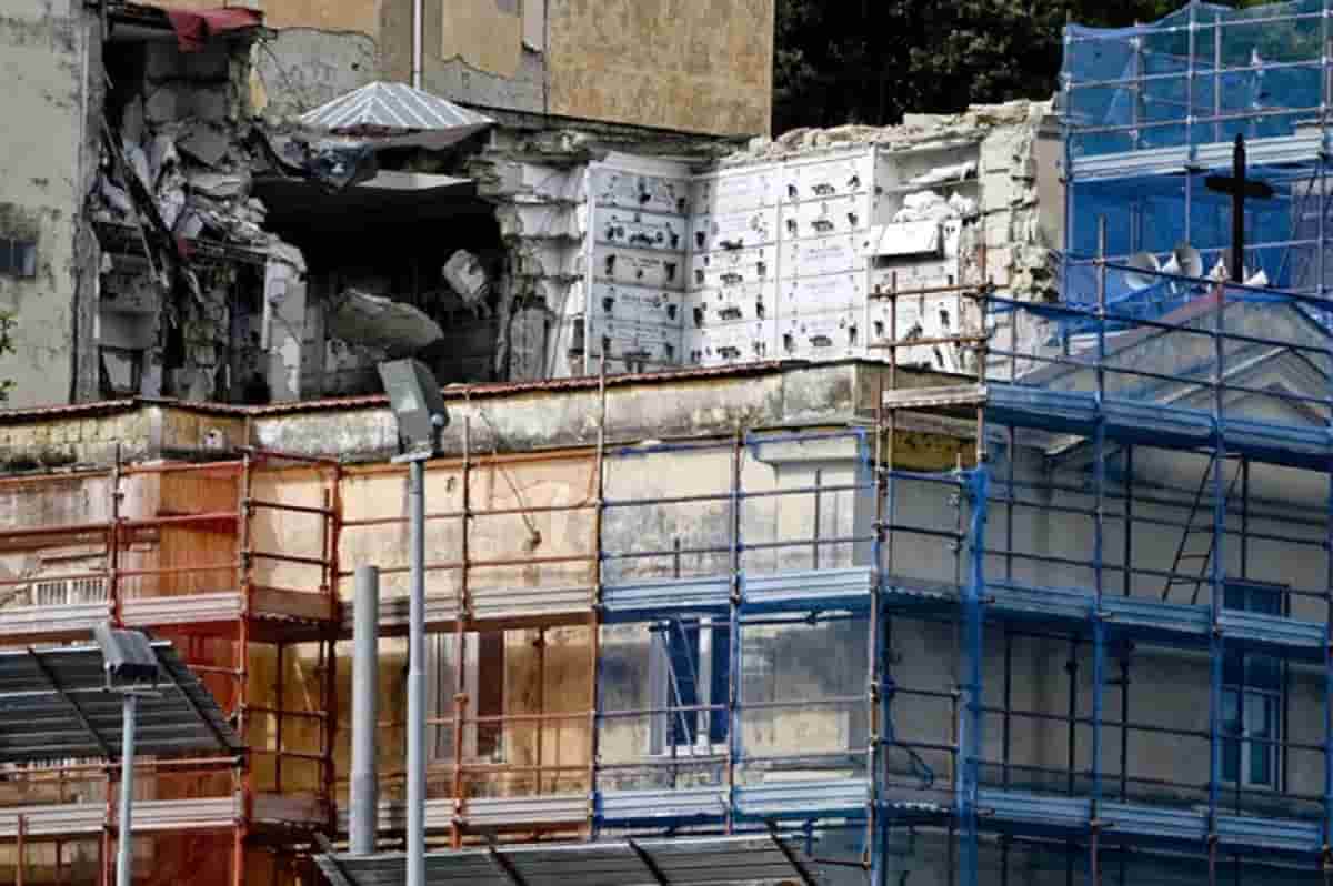 Napoli, cimitero di Poggioreale: loculi crollati da 5 mesi, ancora si vedono le salme
