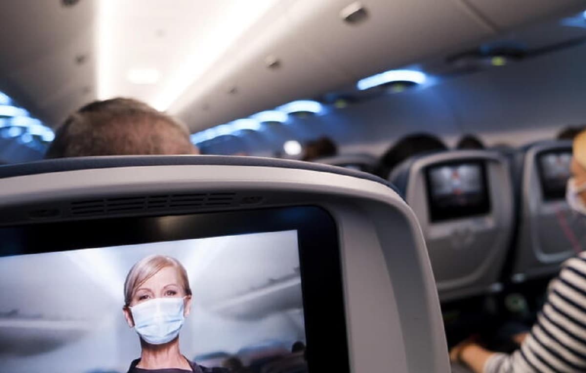 Mascherine in aereo, dal 16 maggio non sono più obbligatorie per i voli Ue. La gente la toglierà?