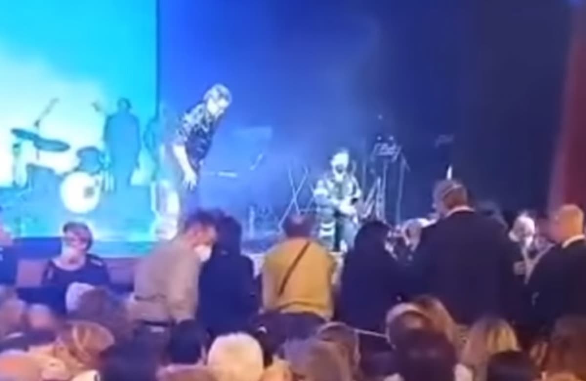 Massimo Ranieri cade sul palco