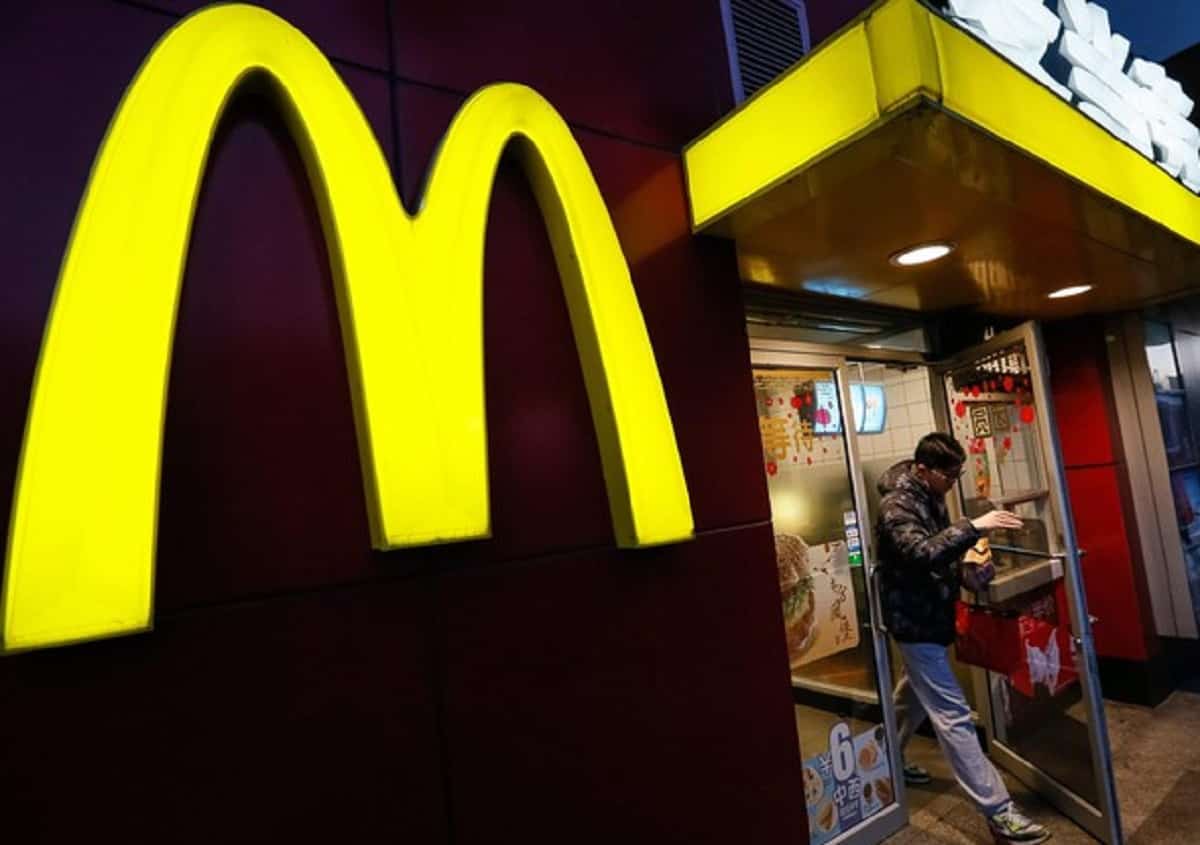 McDonald's ha deciso di chiudere tutti i fast food in Russia. 32 anni fa la prima storica apertura