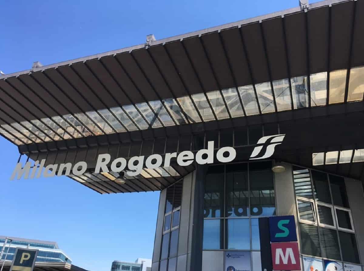 Milano, spinge ragazza che aspettava la metro alla stazione MM Rogoredo: arrestata 29enne