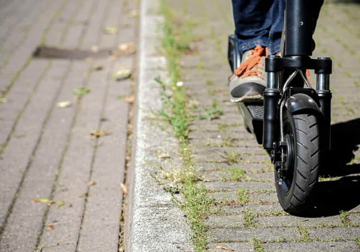 Roma, 24enne morto in monopattino: positivo a alcol e droga il ragazzo al volante dell'auto che l'ha investito