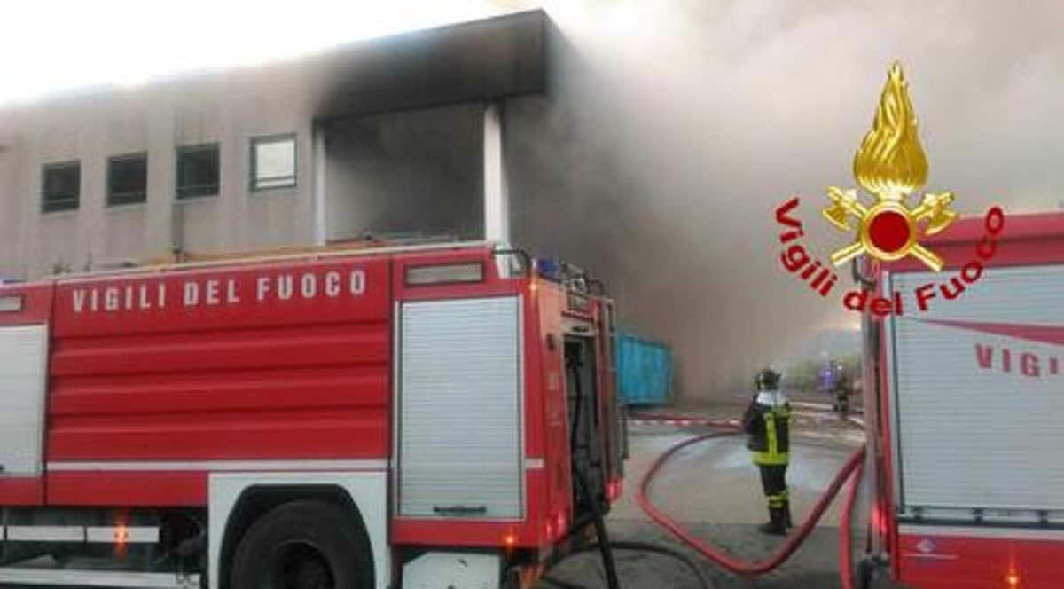 Monterotondo, incendio in fabbrica di vernici. Colonna di fumo visibile fino a Roma. Il Comune: "Chiudete le finestre"