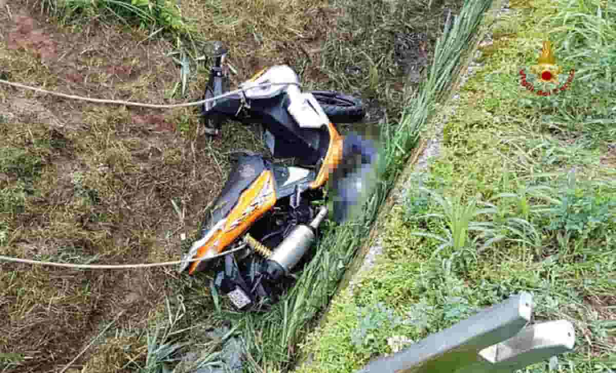 Orzinuovi (Brescia), 20enne cade con la moto in un fosso e muore: trovato dopo ore