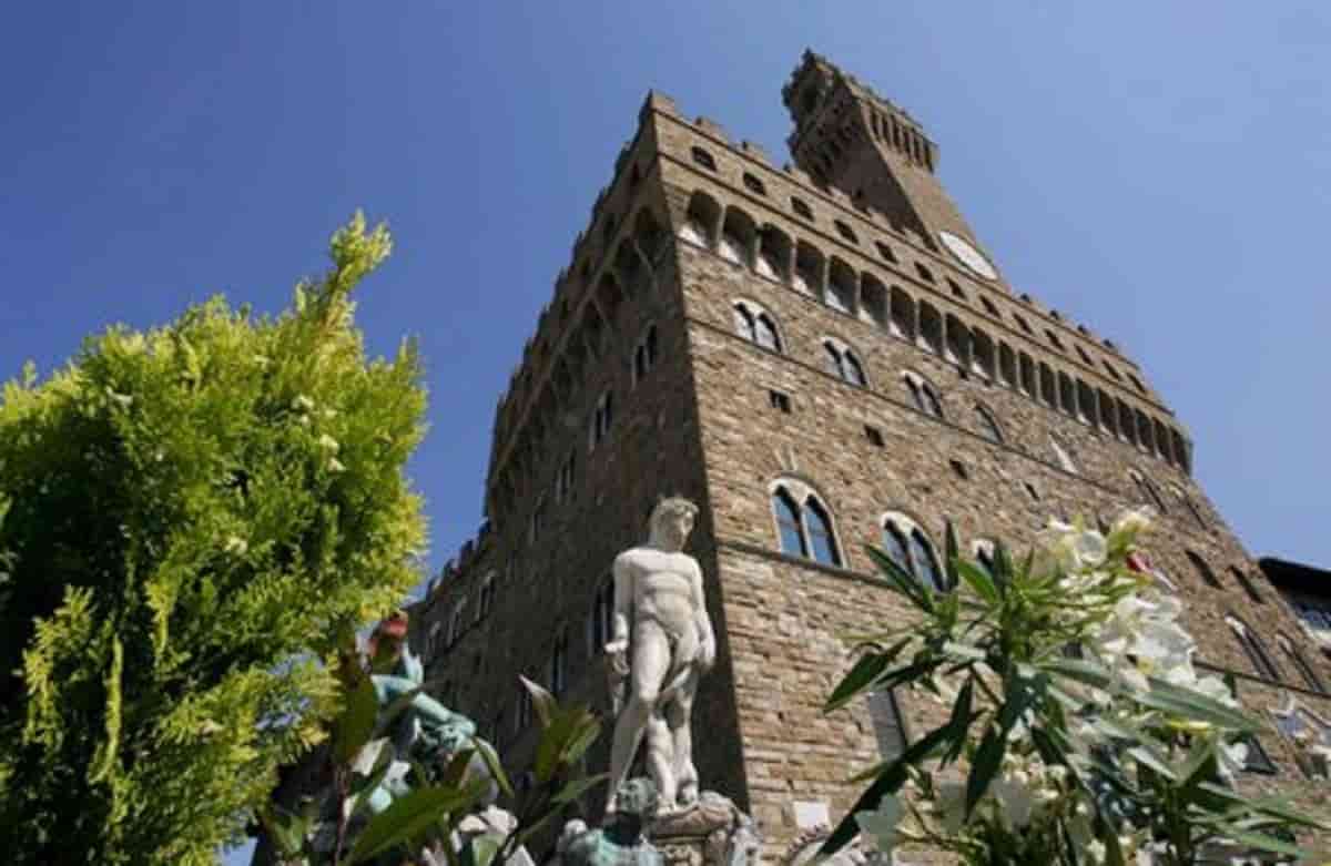 Firenze, ascensore rotto a Palazzo Vecchio. Il consigliere disabile Michela Monaco: "Costretta a essere portata a braccio"