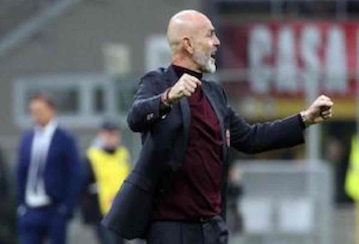 "Pioli is on fire", l'allenatore del Milan canta e balla con i tifosi VIDEO