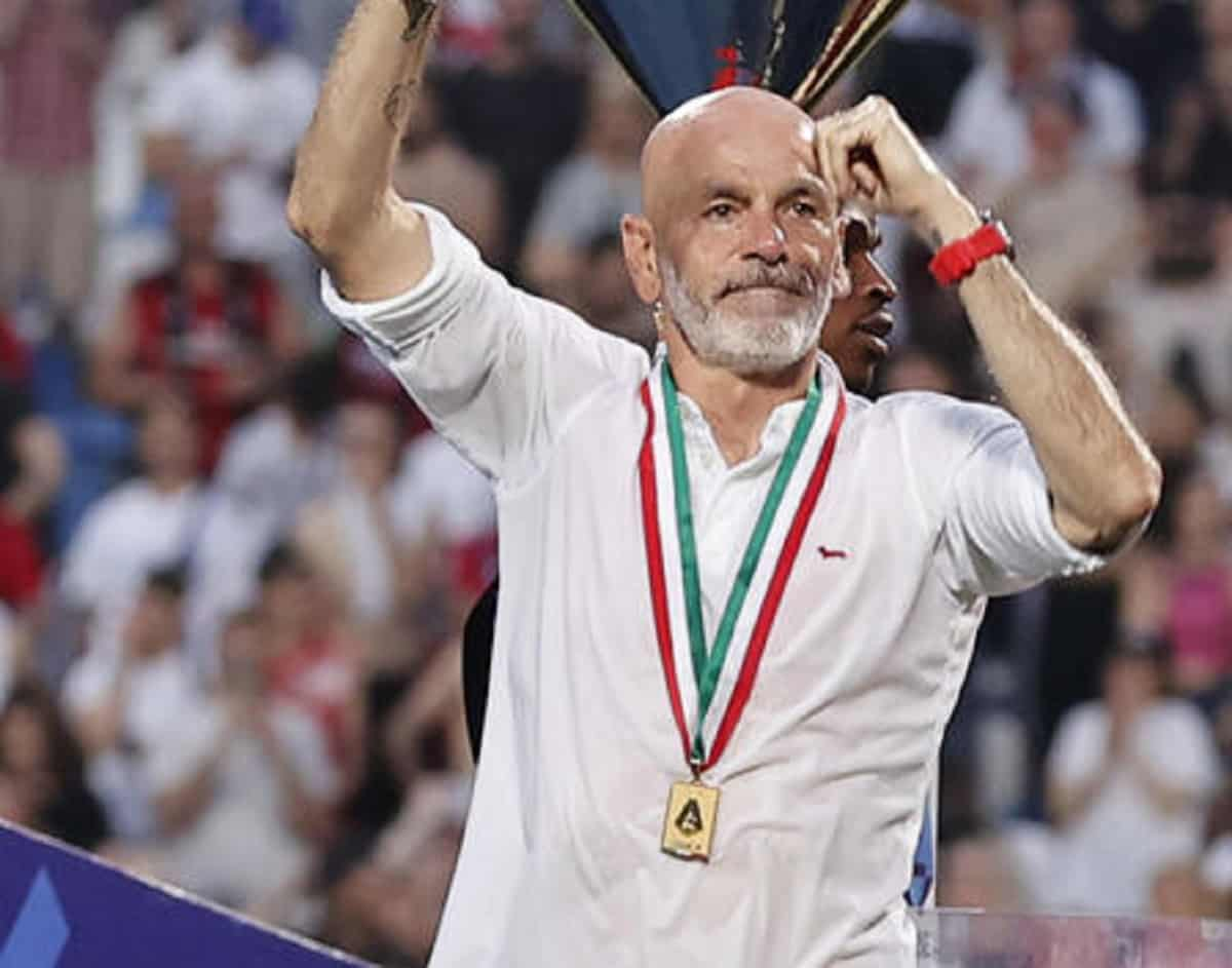 Pioli, tre ragazzi riconsegnano la medaglia dello Scudetto: "L'abbiamo trovata vicino allo spogliatoio"