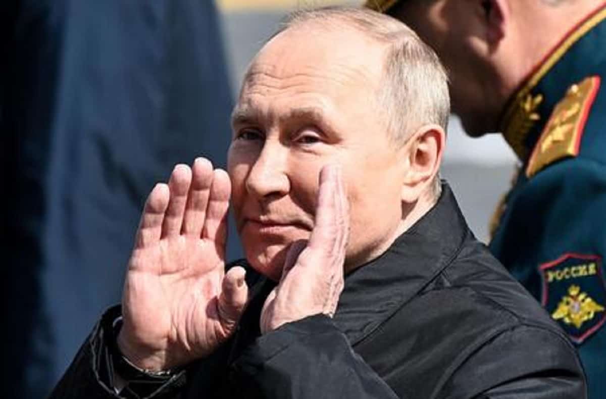 Putin si ''impacca'' di sangue di cervo, i sosia pronti a sostituirlo, il volto gonfio: le ultime indiscrezioni sulla sua salute
