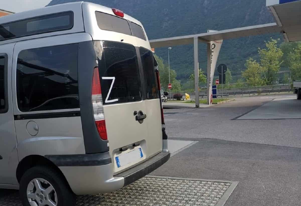 La Z di Putin anche in Italia: il simbolo su auto in un'area di servizio della Mebo tra Merano e Bolzano