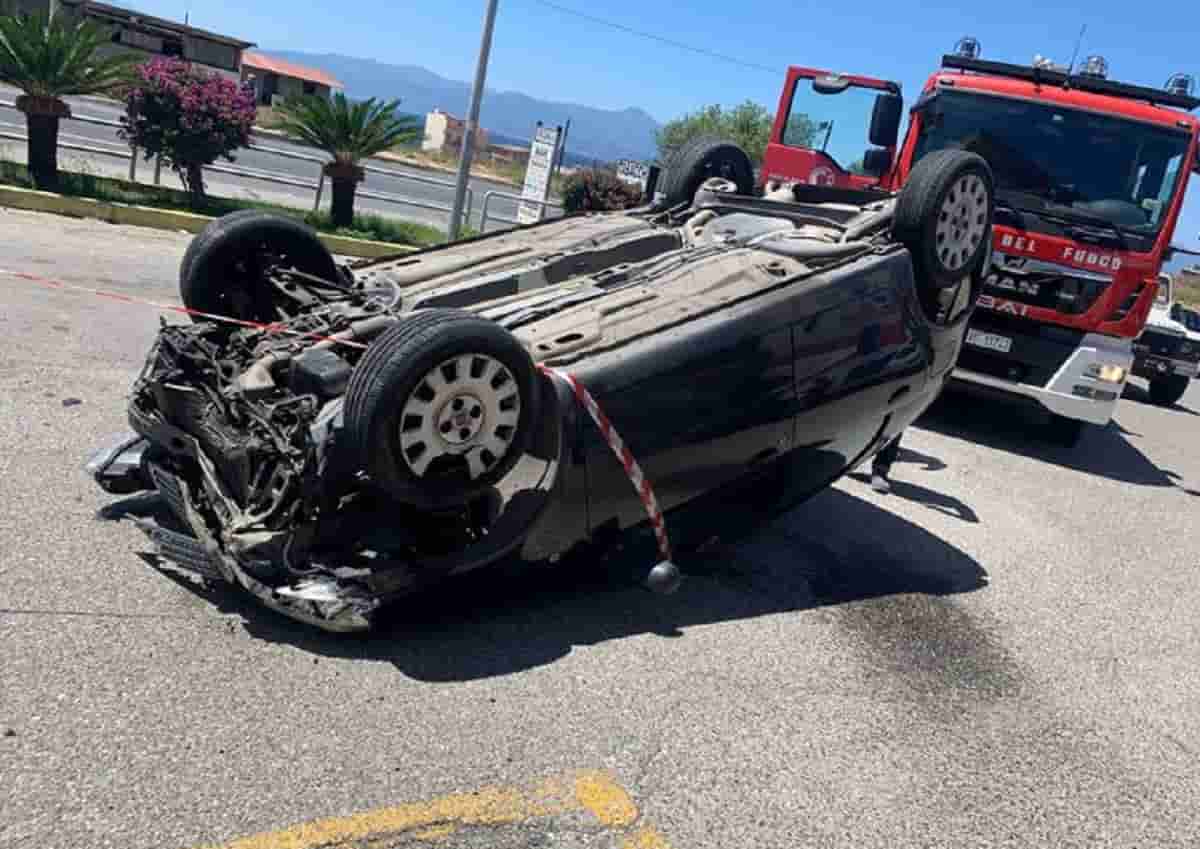 Reggio Calabria, perde il controllo della macchina e si ribalta sulla statale 106: morta 53enne