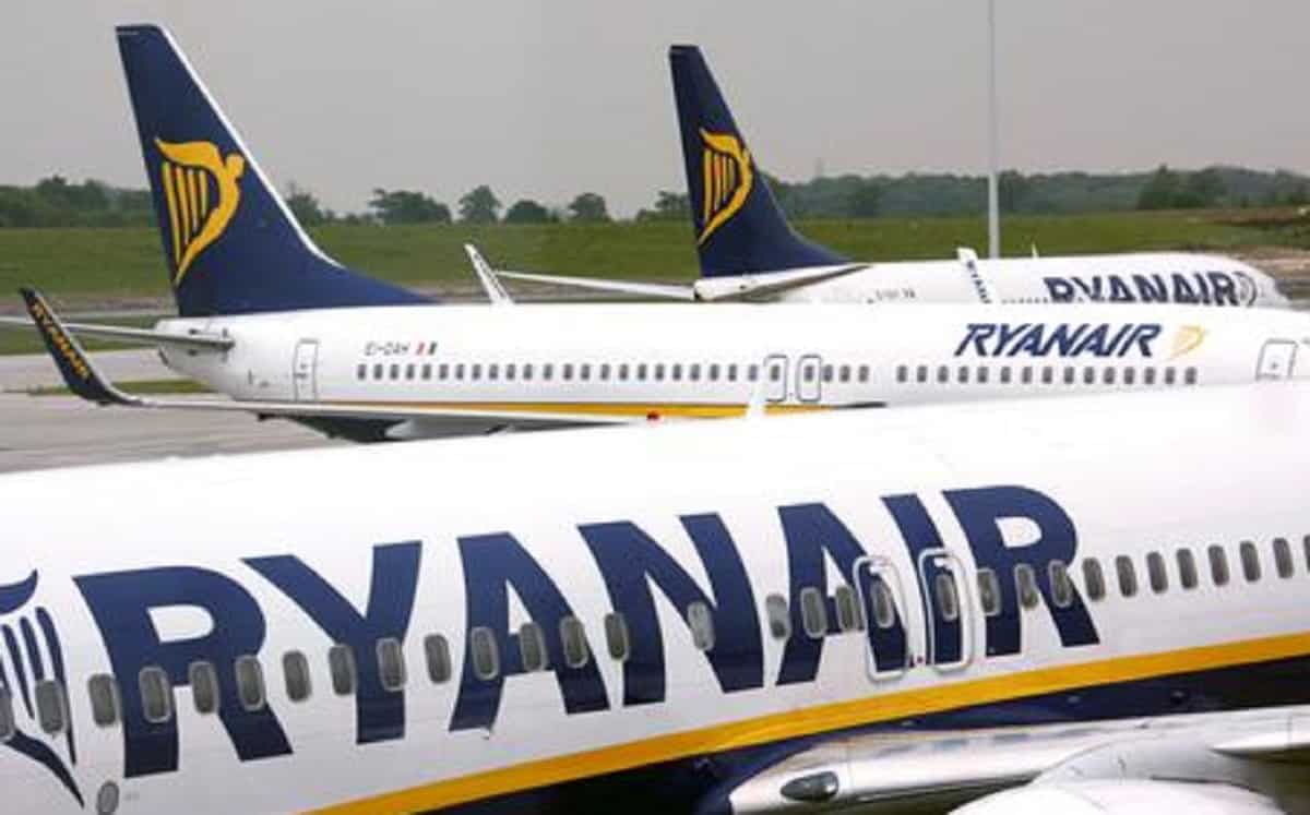 Ryanair, lo steward parla in sardo e ironizza: "Non mandiamo la musichetta dell'atterraggio perché fa pietà"