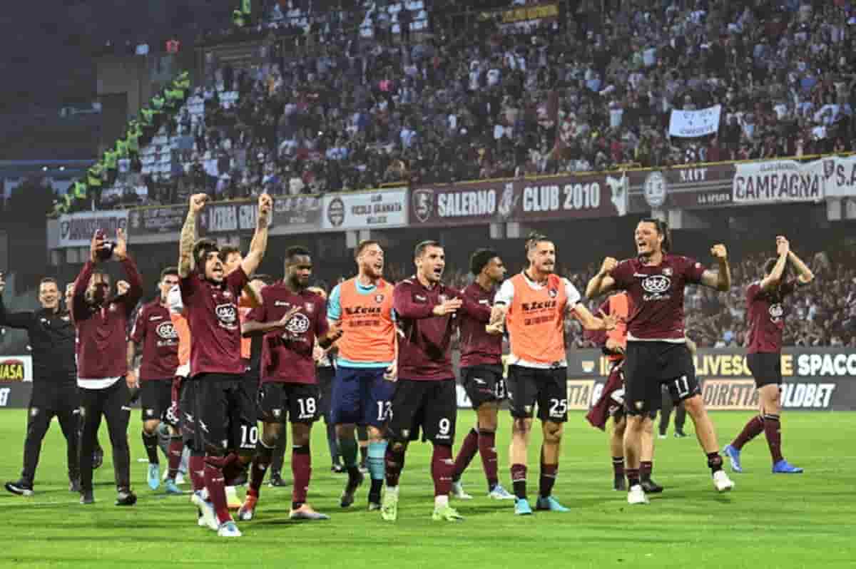 Bambini preghiamo per la Salernitana e poi Ave Maria. Unico problema quella Madonna con gli scarpini.