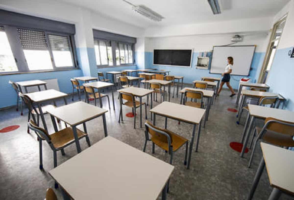 Prof si struscia sui banchi e chiama le studentesse "orsacchiotte": indagato per molestie