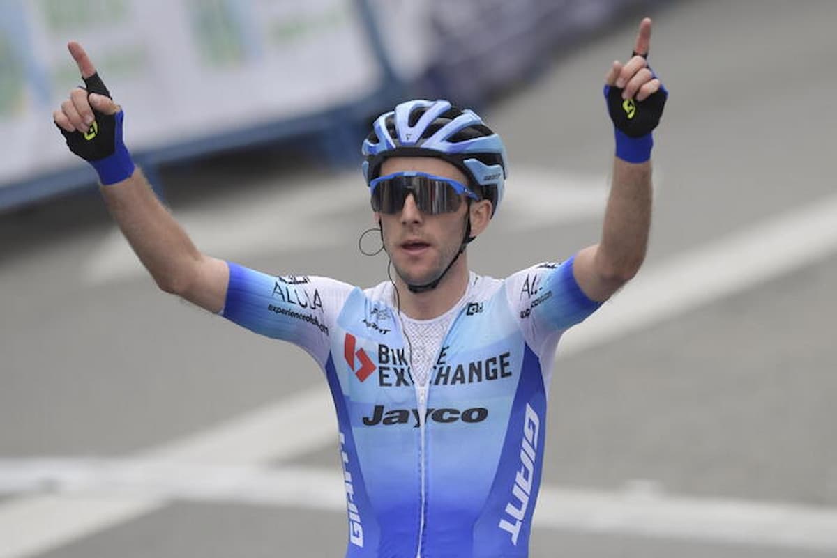 Giro d’Italia, a Simon Yates la cronometro di Budapest, Van der Poel ancora rosa, bene azzurri Sobrero e Nibali